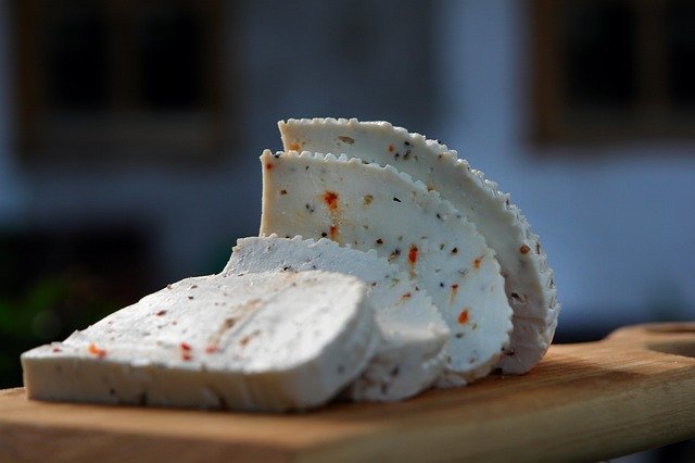 Gratinierter Ziegenkäse mit Auberginenkaviar und Tomatenkompott